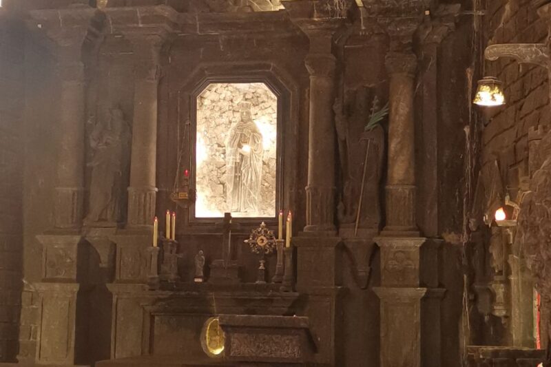 From Krakow: Wieliczka Salt Mine Tour in Italian - Underground Lakes and Unique Structures