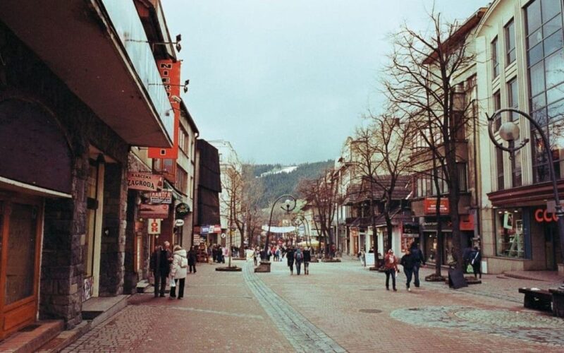 From Krakow: Zakopane Private Day Trip with Local - Strolling Down Krupówki: The Lively Main Street