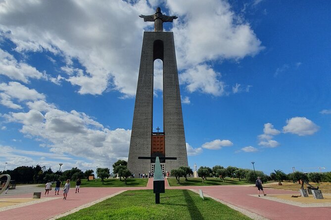 From Lisboa: Arrábida, Azeitão, Setúbal, Palmela Small-Group Tour - Lunch and Tour of Setúbal’s Fishing Port