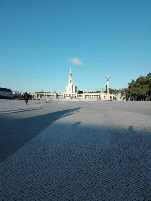 From Lisbon: Fatima, Batalha, Nazare, and Obidos Tour - Nazare: Cliffs, Ocean Views, and the Miracle