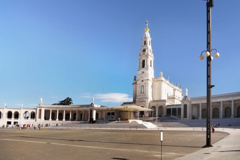 From Lisbon: Fátima, Nazaré, and Óbidos 8-Person Group Tour - Exploring the Sanctuary of Our Lady of Fátima