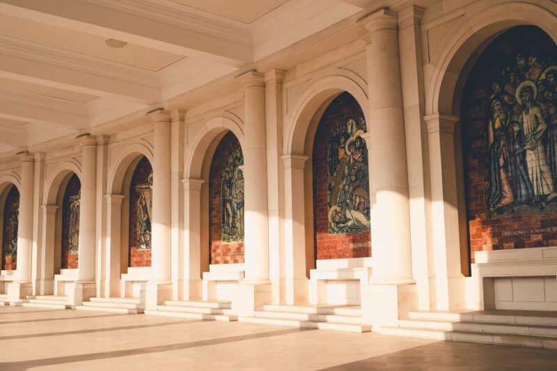 From Lisbon: Fátima, Nazaré, and Óbidos 8-Person Group Tour - Scenic Views from Nazaré Lighthouse and North Beach