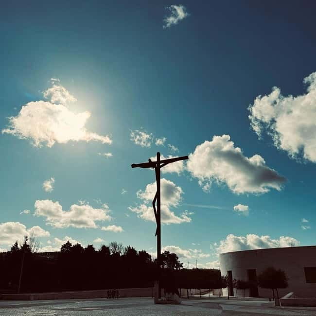 From Lisbon: Fátima, Nazaré and Óbidos Full-Day Guided Tour - Nazaré’s Coastal Traditions and Record-Breaking Waves