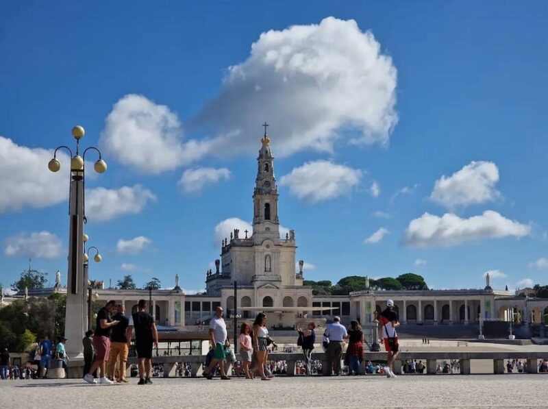 From Lisbon: Guided tour of Fátima, Nazaré and Óbidos - Key Points