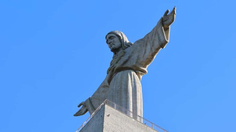 From Lisbon: Private Arrábida Natural Park with Wine Tasting - Wine Tasting at a Scenic Estate in Azeitão