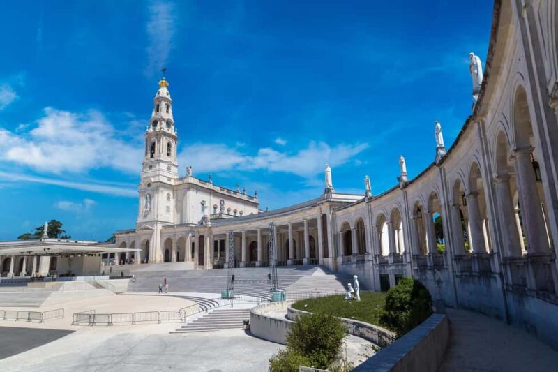 From Lisbon: Tomar and Fátima Day Trip with Guide - Fátima’s Sanctuary and Its Spiritual Significance