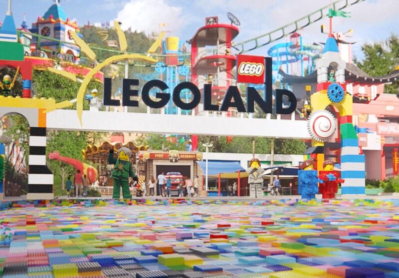 From London: LEGOLAND® Windsor Resort Entry & Coach Transfer - The Scenic Route to Windsor and Possible Stop in Royal Windsor