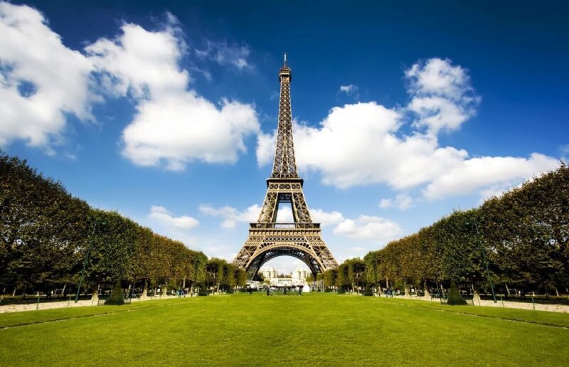 From London: Paris Day Trip with Lunch on Eiffel Tower - Paris Landmarks Visited on the Coach Tour