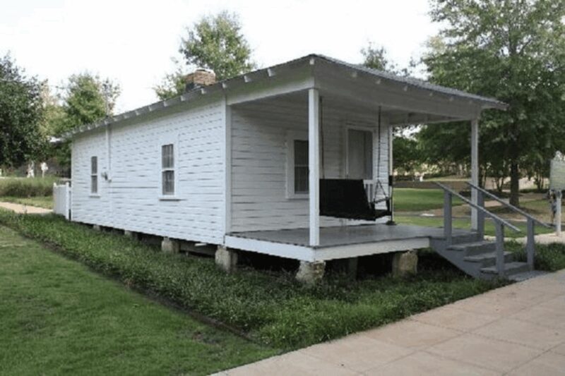 From Memphis: Elvis Presley Birthplace and Park Guided Tour - Returning to Memphis with Reflections on Elvis’s Legacy