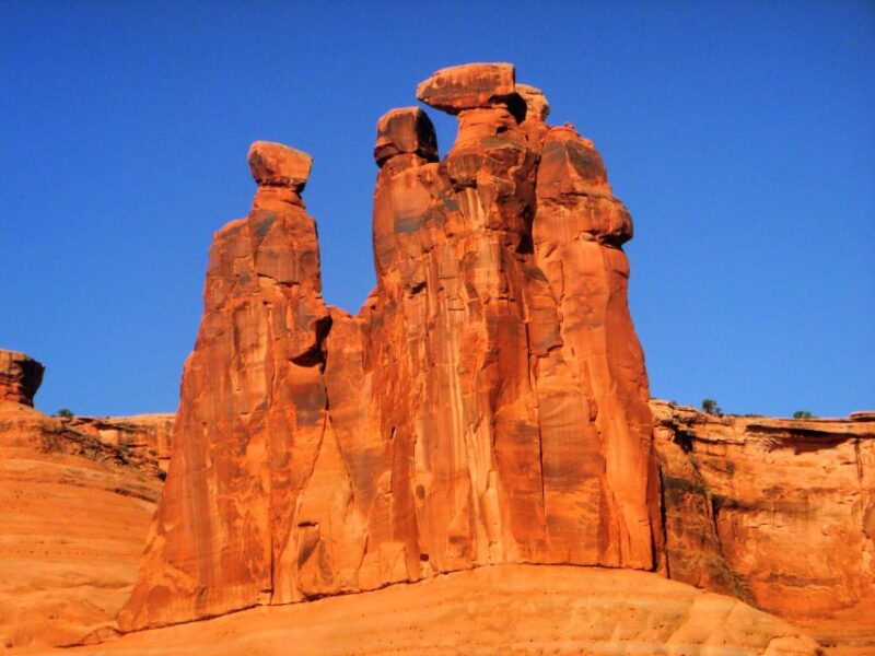 From Moab: Arches National Park 4x4 Drive and Hiking Tour - Viewing Ancient Dinosaur Tracks and Exiting via Cowboy Trail