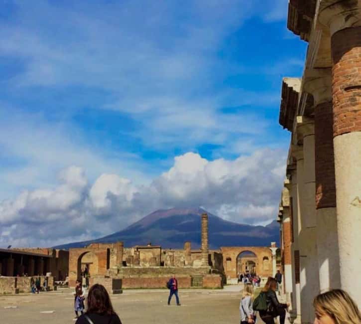 From Naples: Explore Pompeii and Vesuvius by bus - How the tour is structured through the day