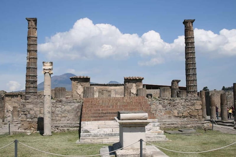 From Naples: Explore Pompeii and Vesuvius by bus - The experience of the onboard tour assistant