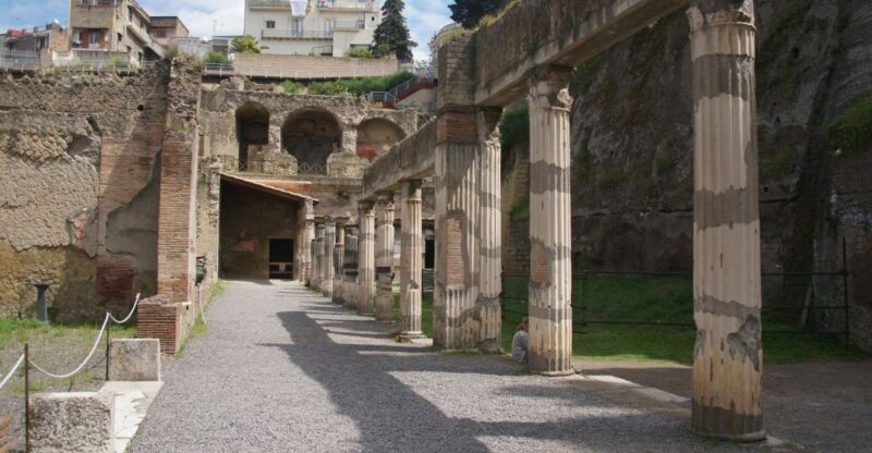 From Naples or Herculaneum: Half-Day Tour in Herculaneum - Comparing Herculaneum to Pompeii and Similar Tours