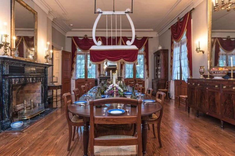 From New Orleans: Oak Alley and Laura Plantation Guided Tour - The Experience of a Quick Lunch at Oak Alley or a Local Café