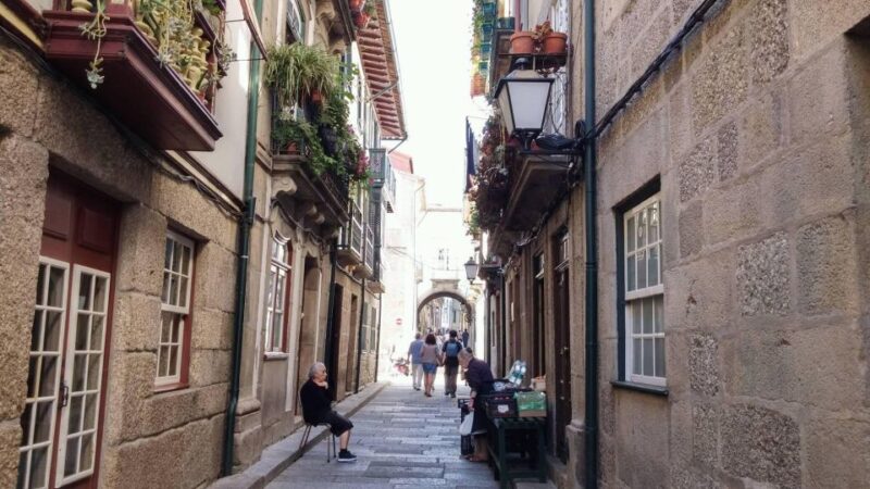 From Oporto: Guimarães Tour (4Hours) - Half Day - Exploring Guimarães Castle with a Guided Tour