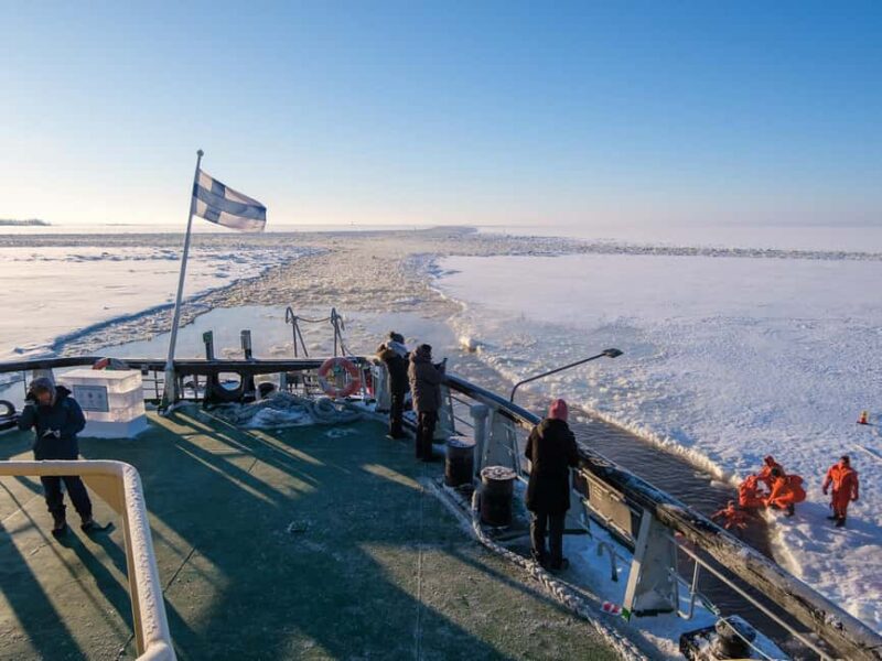 From Oulu: Icebreaker Sampo Cruise & Ice Floating - The 4-Hour Icebreaker Cruise and Lunch