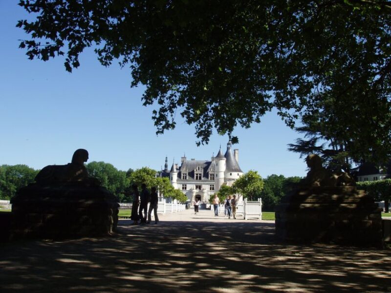 From Paris: Loire Valley Castles Full-Day Tour with Lunch - Learning the Tumultuous History of Chenonceau