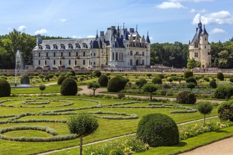 From Paris: Loire Valley Castles Tour with Hotel Transfers - Delighting in Château de Chenonceau’s Fairy-Tale Setting