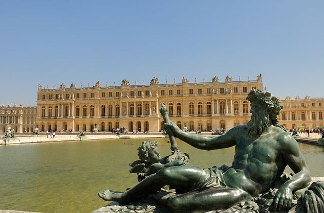From Paris: Versailles Guided Tour by Deluxe Minibus - Experience the Comfort of Deluxe Minibus Transportation