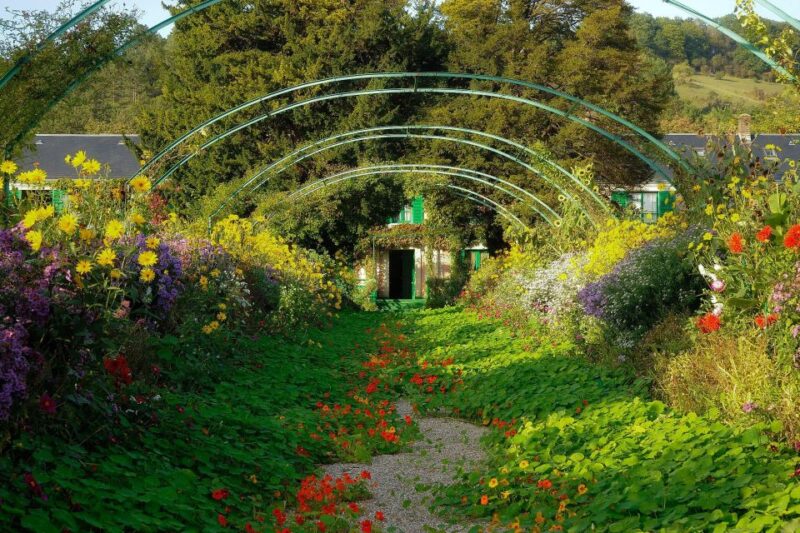 From Paris:Visit of Monet's house and its gardens in Giverny - Potential Limitations: Crowds and House Access