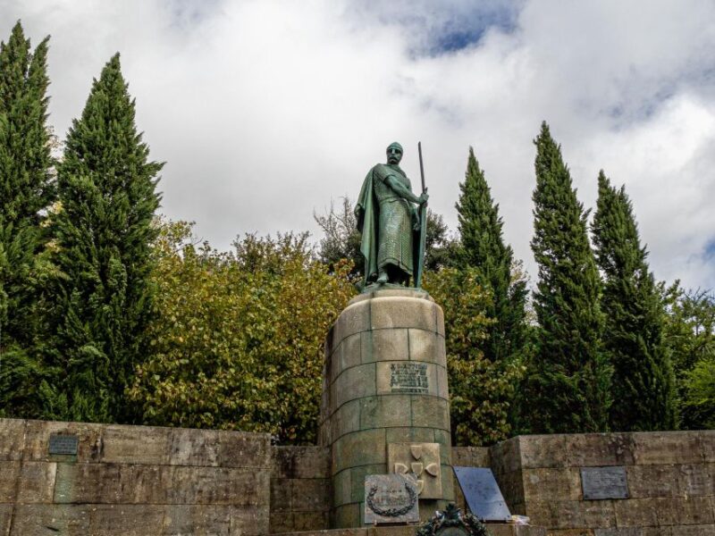 From Porto: Braga & Guimarães full day experience with lunch - Exploring Braga Cathedral and Religious Heritage