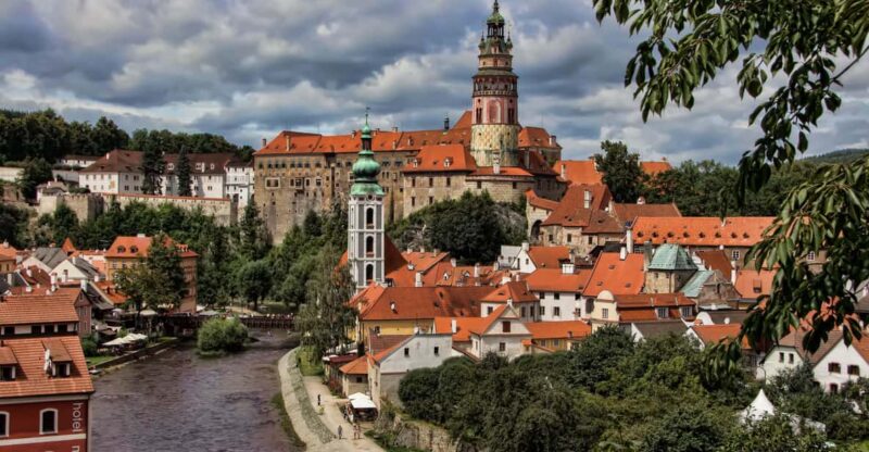 From Prague: eský Krumlov Full-Day Tour with Pickup - Lunch Options and Riverside Charm