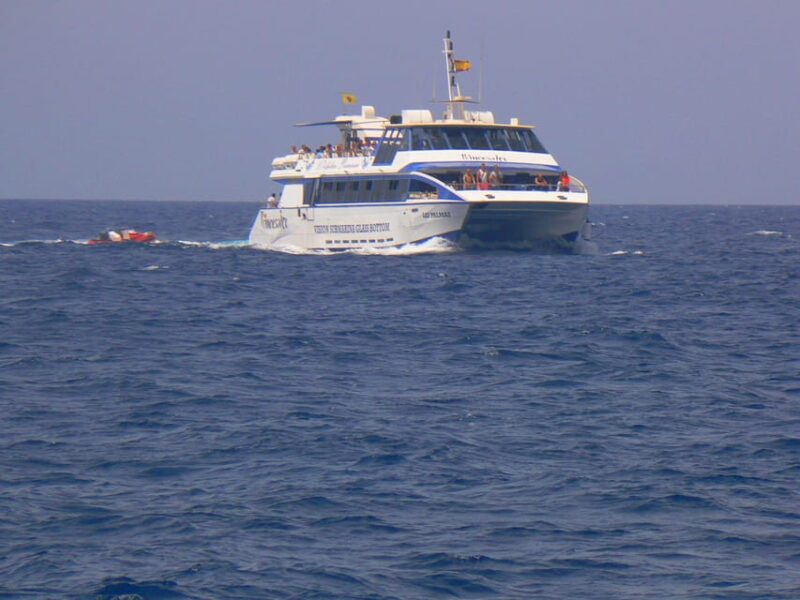 From Puerto Rico: Boat trip along the coast w/ Food & Drinks - Discover the Coastal Adventure of Gran Canaria from Puerto Rico