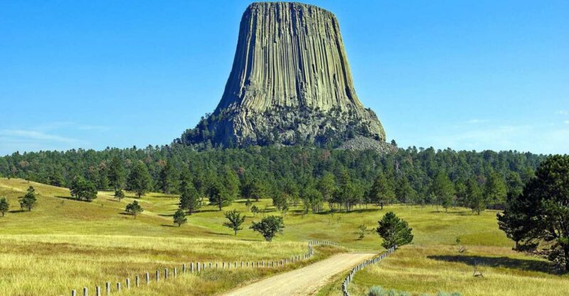 From Rapid City: Private Devils Tower Tour and Hike - All-Inclusive Experience with Park Fees and Snacks