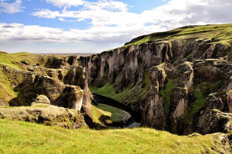 From Reykjavik: Glacier Lagoon and Fjaðrárgjúfur Canyon Tour - Seasonal Highlights: Northern Lights and Fjaðrárgjúfur Canyon