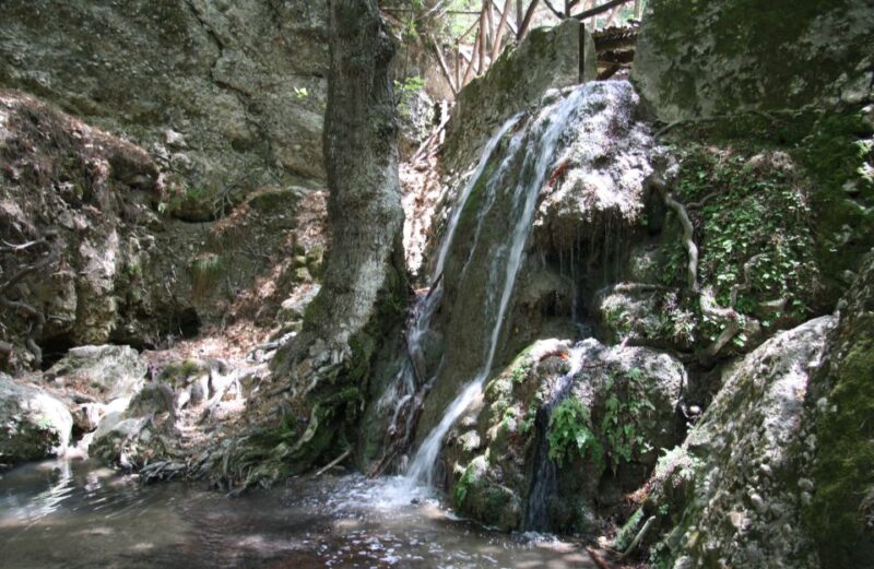 From Rhodes: Bus Tour to Lindos and the Seven Springs - Lindos: A Picturesque Village and Its Highlights