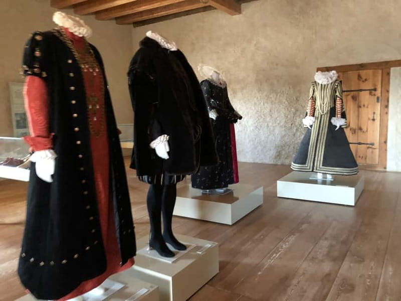 From Riga to Vilnius with Sightseeing Stops Top Private Tour - Traveling from Latvia into Lithuania: Arriving in Vilnius