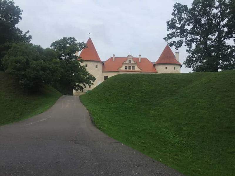 From Riga: Vilnius One-Way Tour with Sightseeing Stops - Key Points