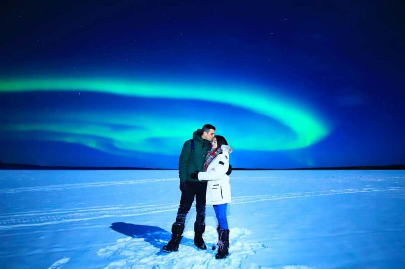 From Rovaniemi: Lakeside Auroras Paparazzi Photography - Lakeside Setting Offers a Quiet, Wide View of the Night Sky