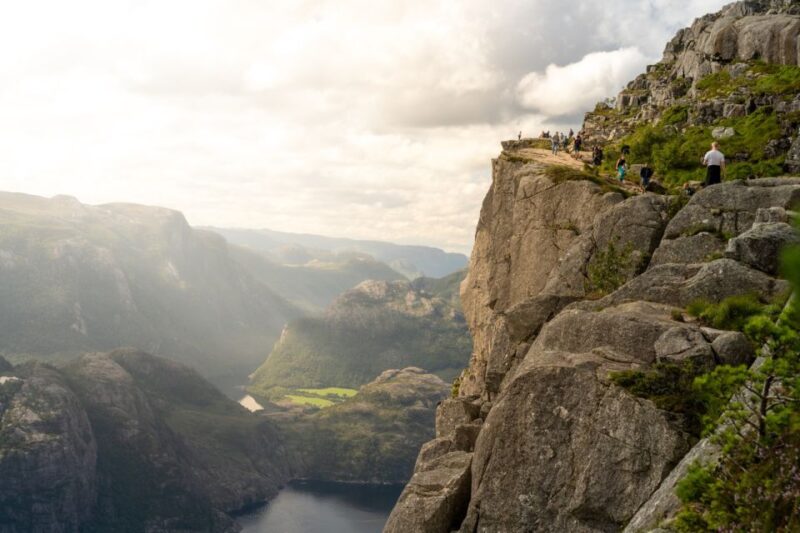 From Stavanger: Pulpit Rock Guided Hike with Pickup - Lunch Break with Fjord Views at Preikestolen