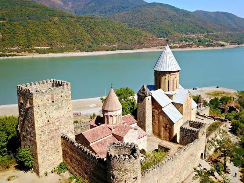 From Tbilisi: Kazbegi, Gudauri & Gergeti Group Day Tour - The Role of Guides and Transportation Comfort