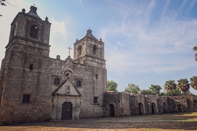 From the Alamo to the MissionsHistory Lives Here VIP TOUR - Visiting the Iconic Alamo with Engaging Storytelling