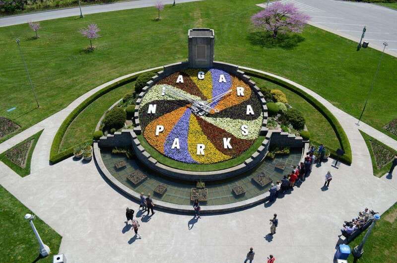 From Toronto: Niagara Falls Bus Tour with Boat Cruise - Scenic Photo Stops and Iconic Landmarks