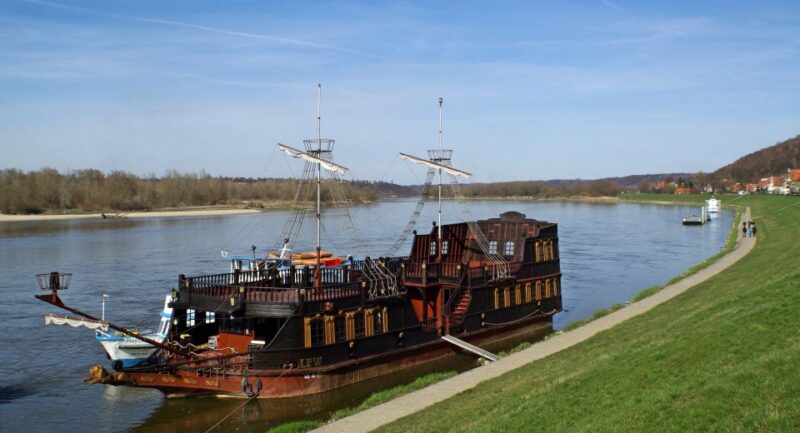 From Warsaw: Kazimierz Dolny Art Town Full-Day Private Tour - Exploring Kazimierz Dolny’s Renaissance Town Square