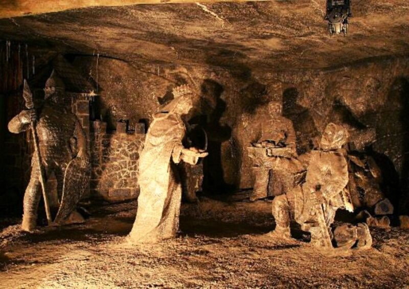 From Warsaw: Krakow & Wieliczka Small Group Tour with Lunch - Lunch in a Local Restaurant: Auschwitz or Krakow?