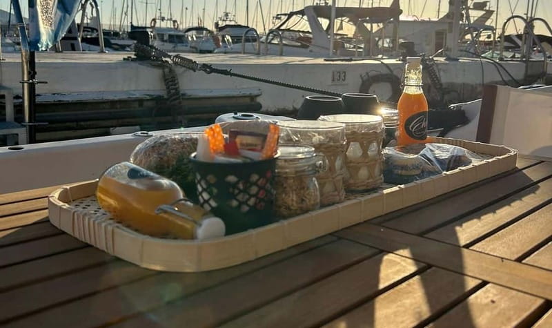 Fuengirola: Sunrise Boat Tour with breakfast and drinks - Key Points