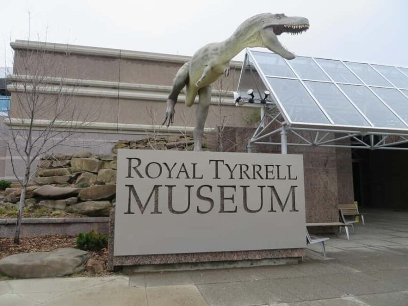 Full Day - Drumheller tour by Coach from Calgary - Visiting the Royal Tyrrell Museum: A Dinosaur Fossil Showcase