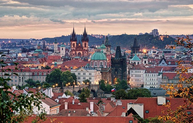 Full-Day Prague in a Nutshell Walking Tour with delicious Lunch-Cruise - Explore Prague’s Highlights in a Full-Day Tour with Scenic Water Views