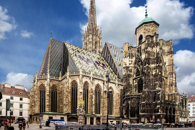 Full day PRIVATE GUIDED VIENNA tour from Budapest with lunch and drinks - The Tour’s Departure and Pickup Details