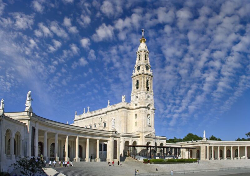 Full Day Private Tour: Fátima, Batalha & Óbidos from Lisbon - Exploring the Sanctuary of Fátima: A Spiritual Highlight