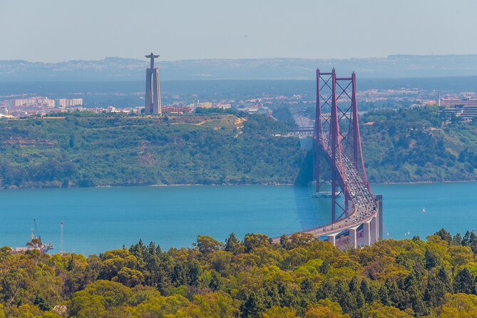 FULL DAY Private Tour of Lisbon's main tourist attractions - Crossing the 25 de Abril Bridge