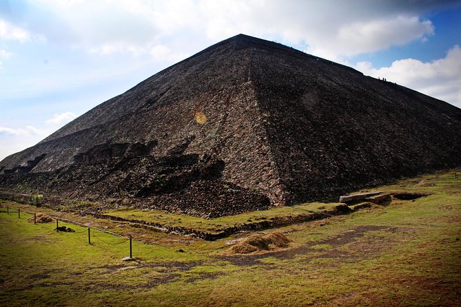 Full-Day Teotihuacan & Basilica Guadalupe Tour - Climbing the Pyramids of Teotihuacan