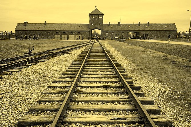 Full-Day Tour of Auschwitz and Wieliczka Salt Mine from Krakow - Starting the Day with Auschwitz at Panstwowe Muzeum Auschwitz-Birkenau