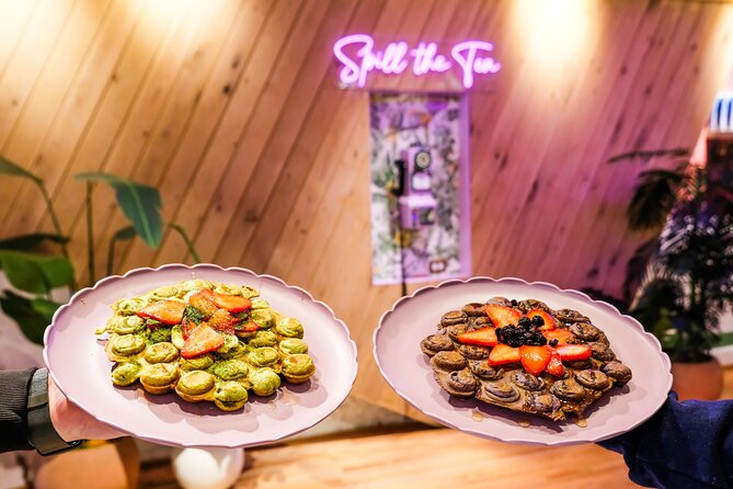 Fulton Market Delicious Donut Adventure and Walking Food Tour - Sampling Delicious Donuts at Voodoo Doughnut