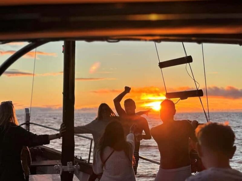 Funchal: Sunset Tour on Traditional Madeiran Boat w/ Drinks - Sunset Spectacle and Colorful Skies