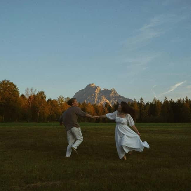 Füssen: Cinematic Photoshoot Couples, Solo & Groups - The Guide and Photographer: A Personal Touch